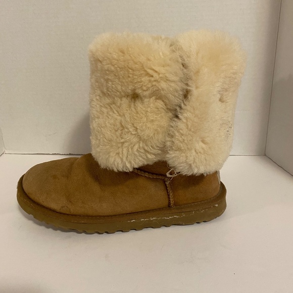 UGG Bailey Button Triplet II Sheepskin Boot, in Chestnut, Size 6 - Picture 4 of 5